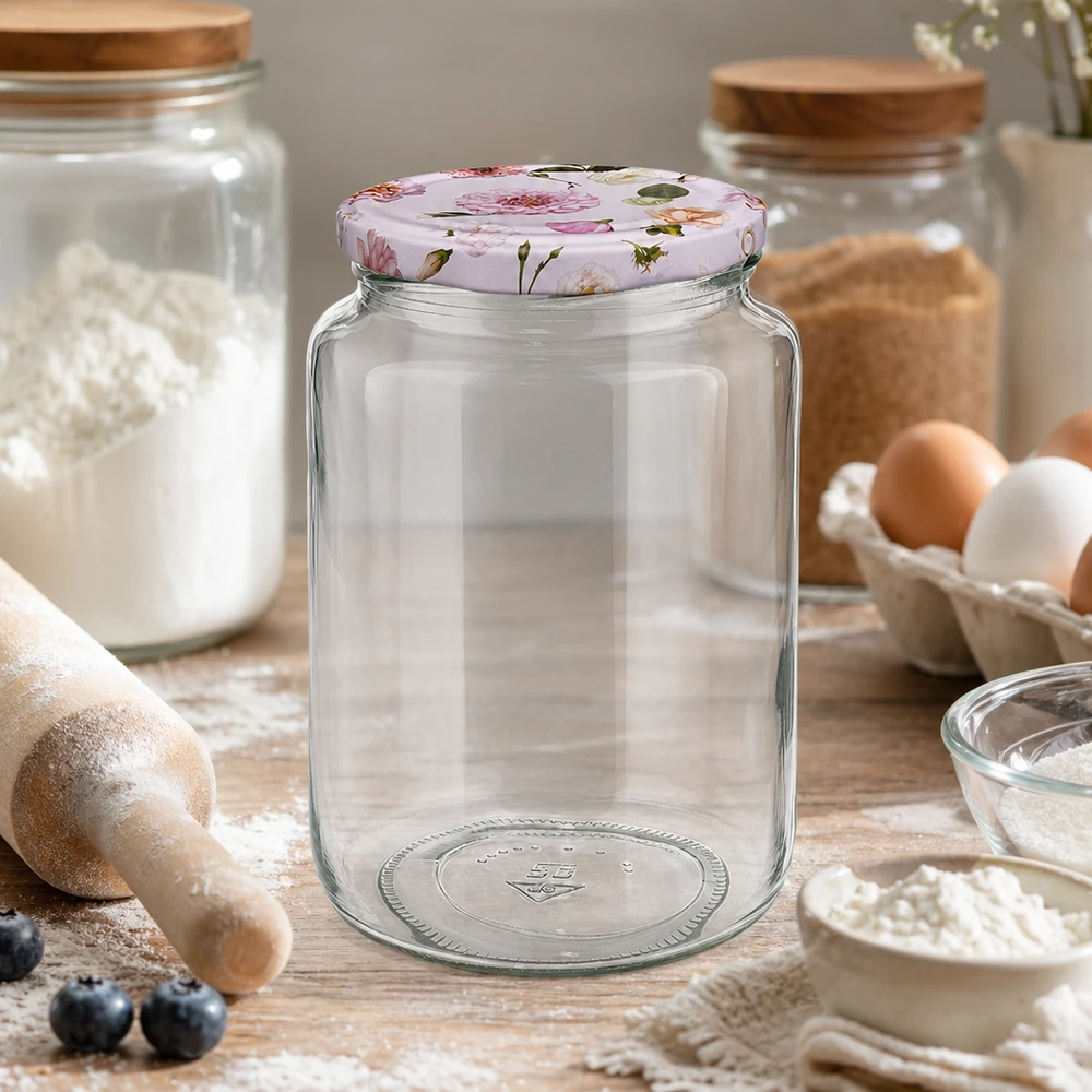 Ronde pot van 795 ml + BasicSeal-deksel met roze bloem UNiTWIST 795ml ronde pot leeg op houten tafel keuken bakingrediënten bloem eieren BasicSeal deksel roze bloemen voorraadpot inmaakpot