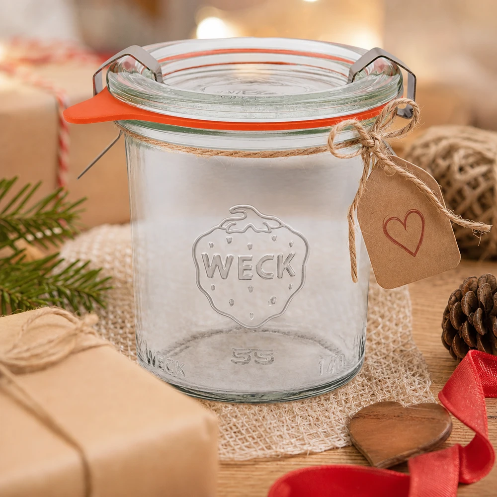 140ml stortglas compleet WECK RR60 WECK 140ml RR60 bekers als cadeau-idee versierd met een hartenhanger en jute koord op een houten tafel met dennenappels