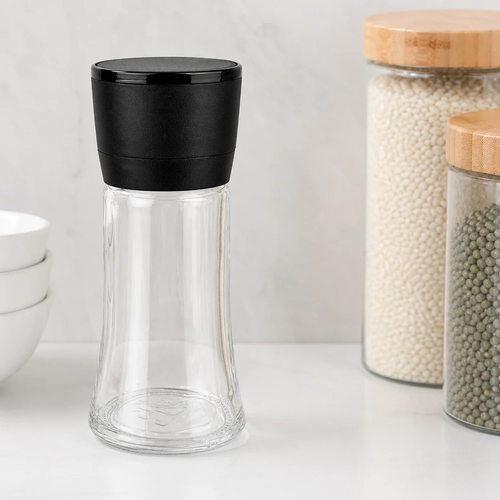 Zout-/kruidenpotje 95 ml met molen Vario zwart Lege zout- en kruidenpot van 95 ml met zwarte Vario-molen in een moderne keuken