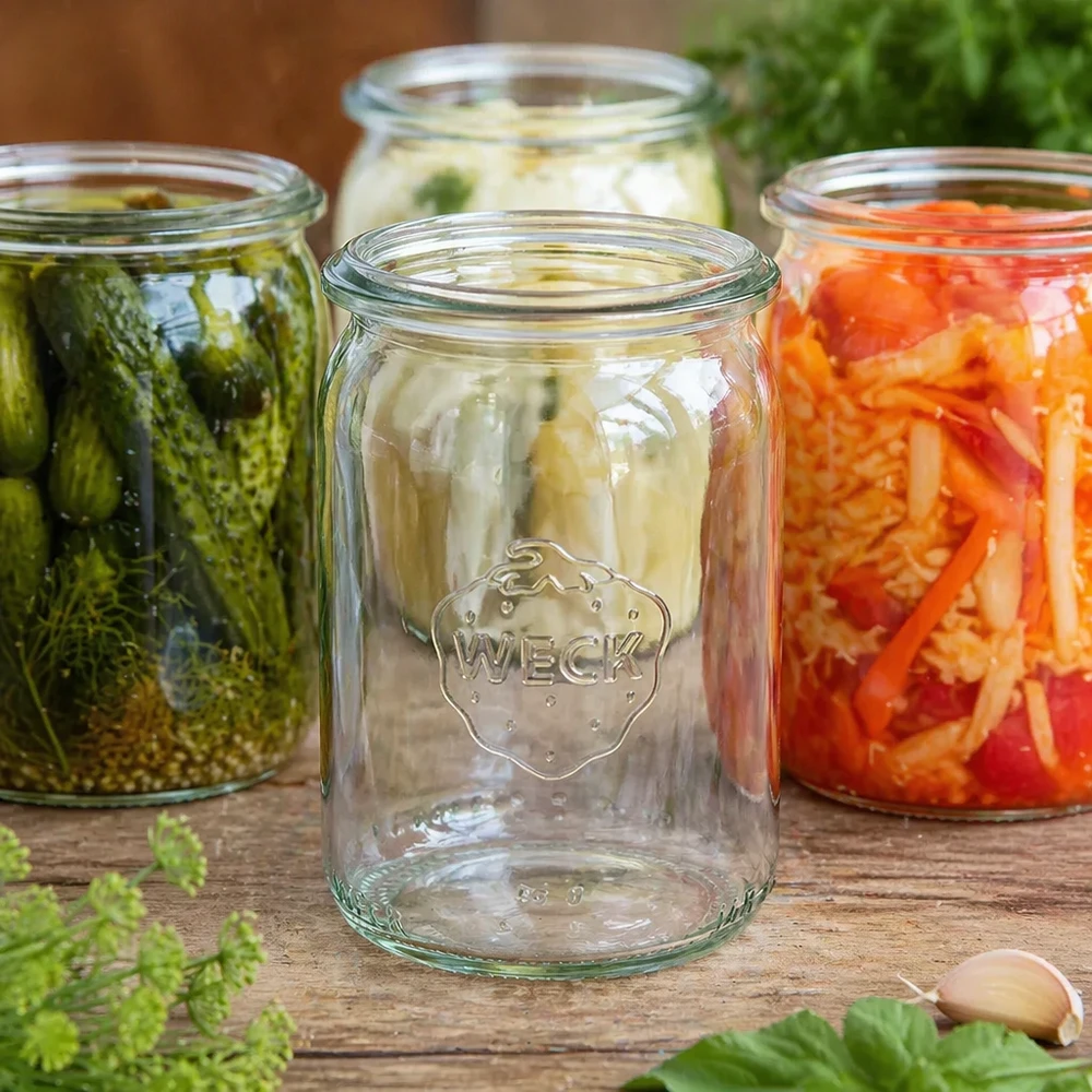 WECK cilindrische pot 145ml RR40 leeg tussen gevulde inmaakpotten met ingemaakte groenten en fermentatie op houten schijf